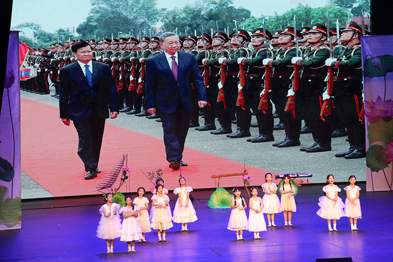 Tiết mục do các em học sinh Trường song ngữ Lào-Việt Nam Nguyễn Du biểu diễn. (Ảnh: Trịnh Dũng)