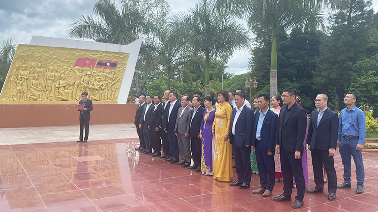 Các đại biểu tưởng niệm, tri ân các Anh hùng liệt sĩ. Ảnh: Hải Tiến Các đại biểu tưởng niệm, tri ân các Anh hùng liệt sĩ. Ảnh: Hải Tiến