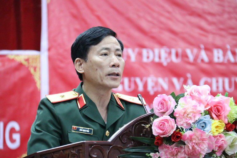 Thiếu tướng Đinh Mạnh Phác, Phó Tư lệnh Quân khu 2 phát biểu tại buổi lễ. (Ảnh: TRỊNH DŨNG)