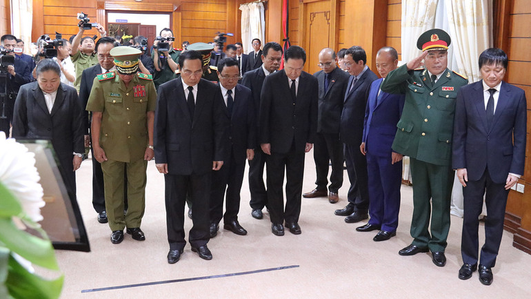 Đoàn đại biểu Ban Chấp hành Trung ương Đảng Nhân dân Cách mạng Lào do đồng chí Bounthong Chitmany, Ủy viên Bộ Chính trị, Thường trực Ban Bí thư, Phó Chủ tịch nước dẫn đầu đến viếng Tổng Bí thư Nguyễn Phú Trọng. Đoàn đại biểu Ban Chấp hành Trung ương Đảng Nhân dân Cách mạng Lào do đồng chí Bounthong Chitmany, Ủy viên Bộ Chính trị, Thường trực Ban Bí thư, Phó Chủ tịch nước dẫn đầu đến viếng Tổng Bí thư Nguyễn Phú Trọng.