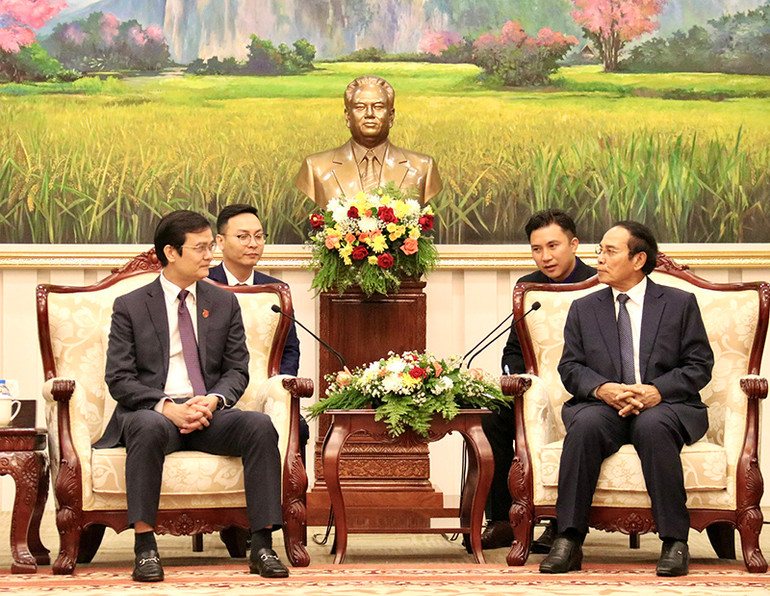 Đồng chí Bùi Quang Huy chào xã giao Phó Chủ tịch nước Lào Bounthong Chitmany. (Ảnh: Trịnh Dũng)