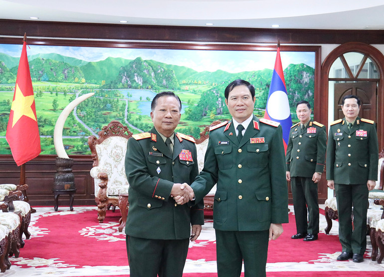 Đại tướng Chansamone Chanyalath và Thượng tướng Nguyễn Tân Cương tại buổi tiếp. Ảnh: Trịnh Dũng