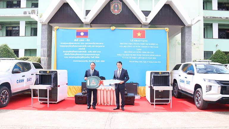 Trao tặng Bộ Công an Lào trang thiết bị phục vụ bảo đảm an ninh, an toàn các sự kiện quốc tế trong năm Lào làm Chủ tịch ASEAN 2024. (Ảnh: Hải Tiến)