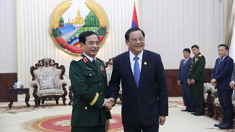 Đại tướng Phan Văn Giang chào xã giao Thủ tướng Chính phủ Lào Sonexay Siphandone. (Ảnh: TRỊNH DŨNG)