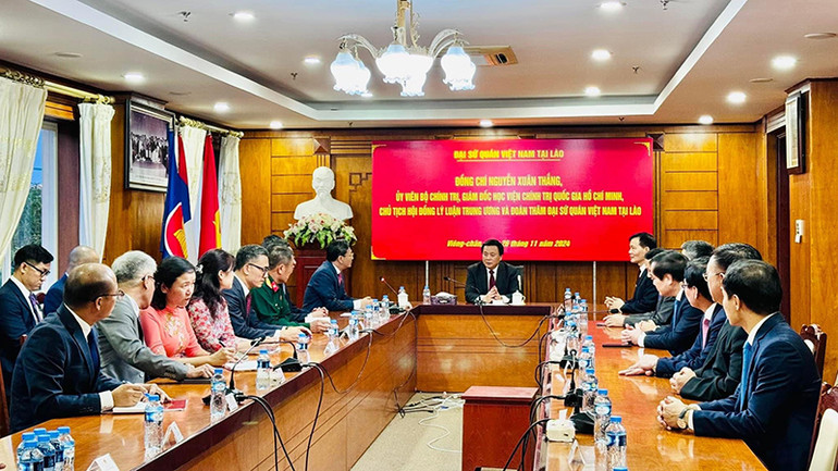 Đồng chí Nguyễn Xuân Thắng và Đoàn đến thăm Đại sứ quán Việt Nam tại Lào. (Ảnh: Hải Tiến)