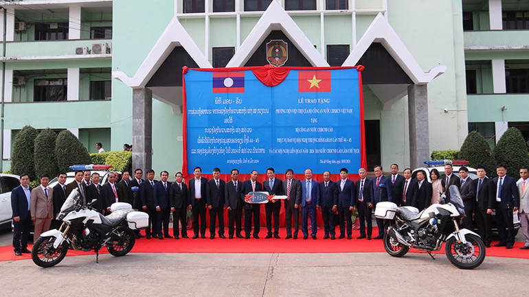 Các đại biểu tại lễ bàn giao phương tiện viện trợ gồm 20 chiếc ô-tô và 30 chiếc mô-tô. (Ảnh: Trịnh Dũng)