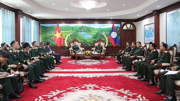 Đại tướng Phan Văn Giang hội kiến với Đại tướng Chansamone Chanyalath, Ủy viên Bộ Chính trị Đảng Nhân dân Cách mạng Lào, Phó Thủ tướng Chính phủ, Bộ trưởng Quốc phòng Lào. (Ảnh: TRỊNH DŨNG)