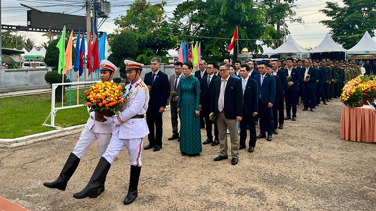 Đoàn Tổng lãnh sự quán Việt Nam tại Savannakhet dâng hoa tưởng nhớ Chủ tịch Hồ Chí Minh. (Ảnh: Hải Tiến)