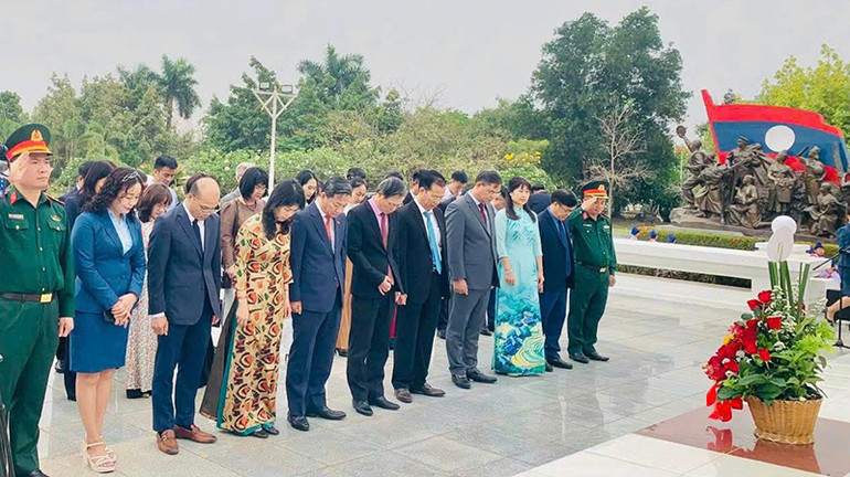 Đoàn đại biểu Đại sứ quán và các cơ quan đại diện của Việt Nam tại Lào dâng hoa tại Tượng đài Chủ tịch Kaysone Phomvihane. (Ảnh: Cộng tác viên)