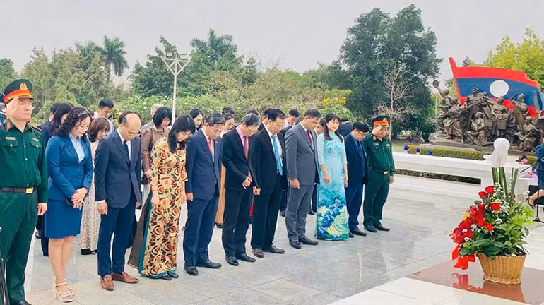 Đoàn đại biểu Đại sứ quán và các cơ quan đại diện của Việt Nam tại Lào dâng hoa tại Tượng đài Chủ tịch Kaysone Phomvihane. (Ảnh: Cộng tác viên)
