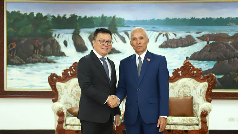 Trưởng Ban Tuyên huấn Trung ương, Chủ tịch Hội đồng Lý luận Trung ương Đảng Nhân dân Cách mạng Lào Khamphan Pheuyavong tiếp thân mật đồng chí Lê Quốc Minh và Đoàn đại biểu Báo Nhân Dân. (Ảnh: Hải Tiến)