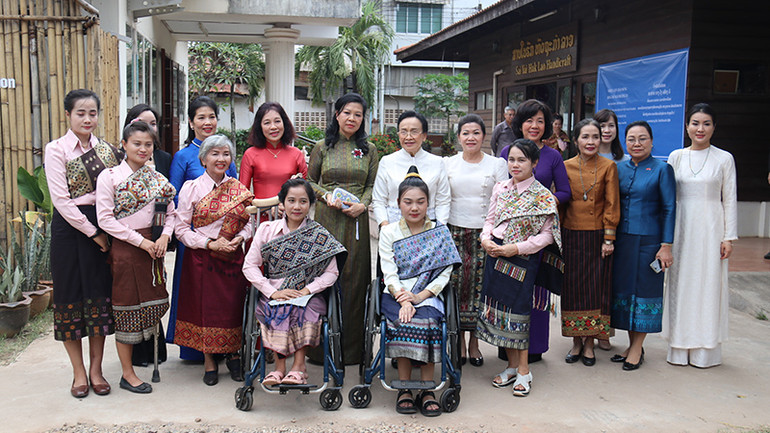 Phu nhân Ngô Phương Ly thăm và tặng quà Hội Phụ nữ khuyết tật Lào tại Thủ đô Vientiane. (Ảnh: HẢI TIẾN)