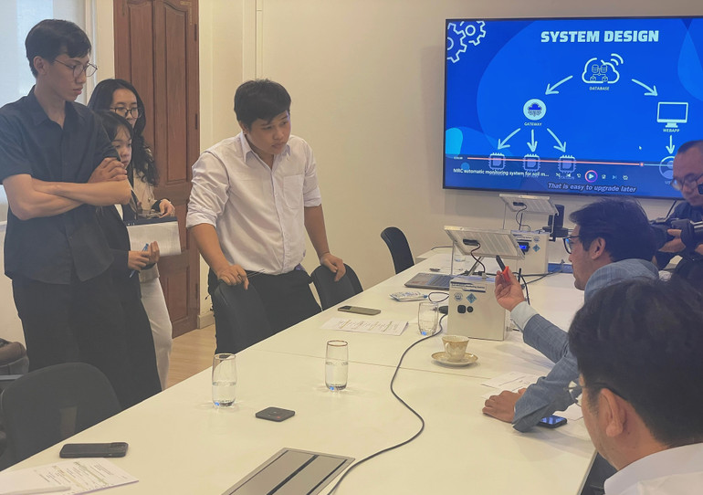 Sinh viên Đại học Cần Thơ trình bày sản phẩm của đội mình với Hội đồng giám khảo. Ảnh: Hải Tiến