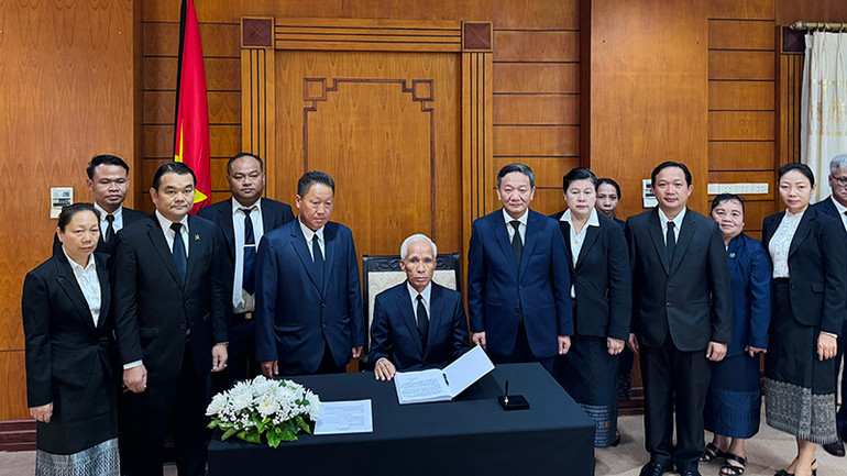 Đồng chí Khamphan Pheuyavong ghi sổ tang bày tỏ niềm tiếc thương vô hạn trước sự ra đi của đồng chí Trần Đức Lương. (Ảnh: Cộng tác viên)