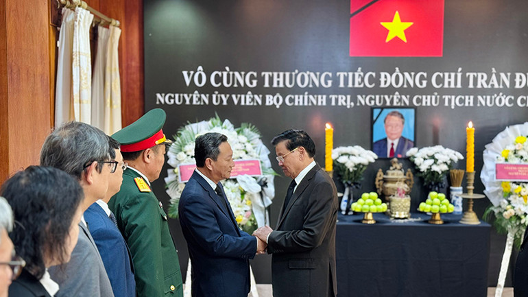 Tổng Bí thư, Chủ tịch nước Lào chia buồn cùng Đại sứ Nguyễn Minh Tâm. (Ảnh: Cộng tác viên)