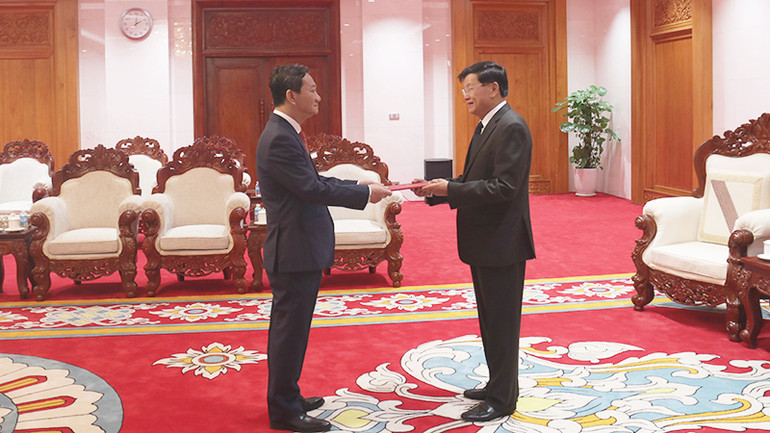 Đại sứ Nguyễn Minh Tâm trình Quốc thư lên Tổng Bí thư, Chủ tịch nước Lào Thongloun Sisoulith. (Ảnh: TRỊNH DŨNG)