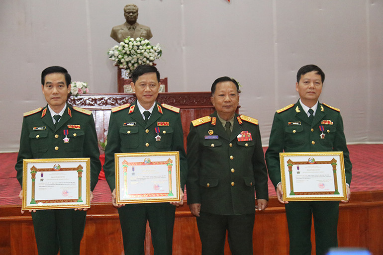 Đại tướng Chansamone Chanyalath trao tặng Huân chương Lao động cho các cá nhân thuộc Học viện Quân y Việt Nam. (Ảnh: HẢI TIẾN)