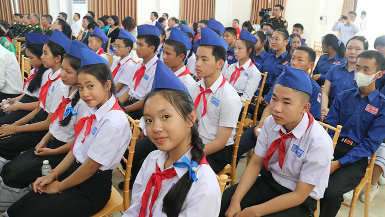 Các em học sinh tham dự buổi lễ. (Ảnh HẢI TIẾN)