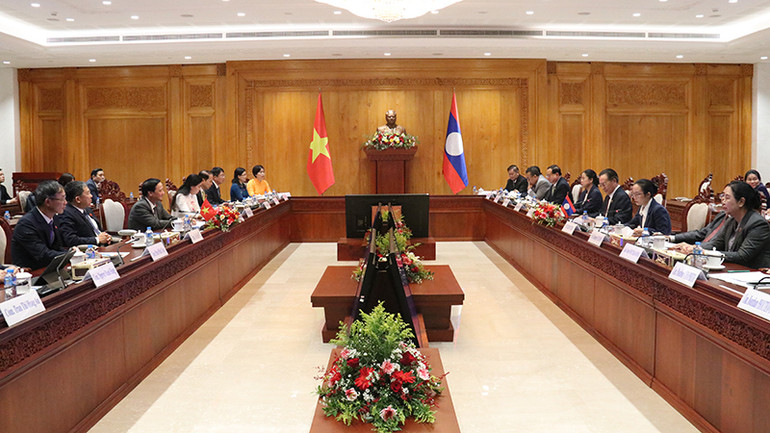 Hội đàm giữa Đoàn đại biểu Quốc hội Việt Nam và Đoàn đại biểu Quốc hội Lào. Ảnh: Hải Tiến