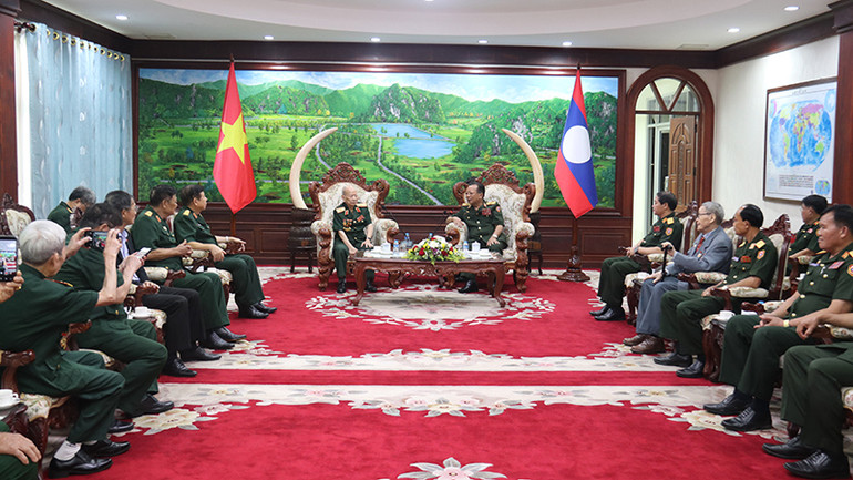 Đại tướng Chansamone Chanyalath, Phó Thủ tướng, Bộ trưởng Quốc phòng Lào tiếp thân mật các đại biểu. (Ảnh: Hải Tiến)