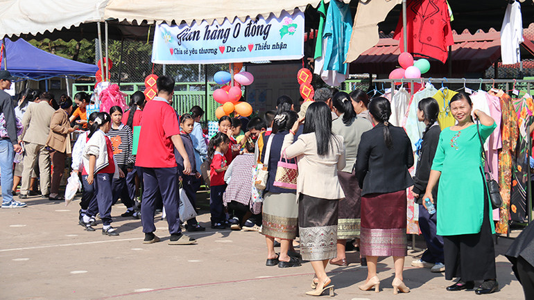 Gian hàng 0 đồng chia sẻ yêu thương của cô và trò Trường Song ngữ Lào-Việt Nam Nguyễn Du. (Ảnh: Hải Tiến)