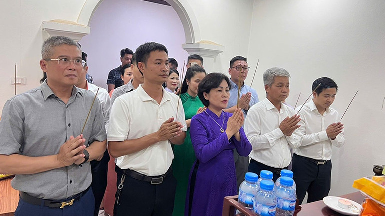 Cộng đồng người Việt Nam tại Bắc Lào dâng hương tưởng nhớ Chủ tịch Hồ Chí Minh. (Ảnh: Hải Tiến)