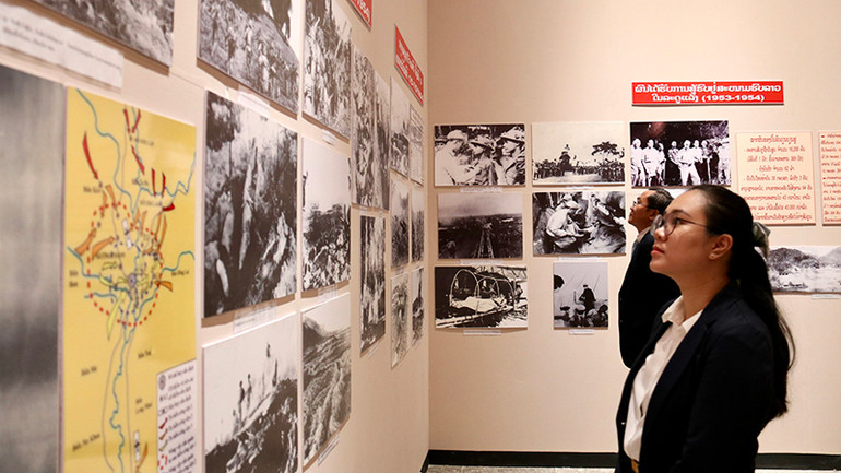 Triển lãm thu hút sự quan tâm của giới trẻ Lào. (Ảnh: TRỊNH DŨNG)