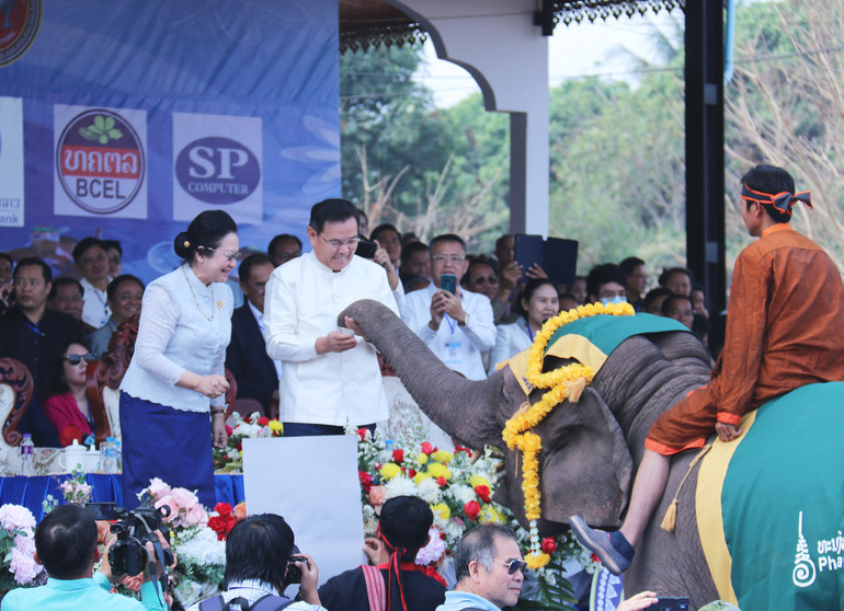 Chủ tịch Quốc hội Lào Saysomphone Phomvihane cùng phu nhân tham dự khai mạc Lễ hội voi tỉnh Sayaboury năm 2023. (Ảnh: Trịnh Dũng)