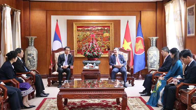 Đại sứ Nguyễn Minh Tâm tiếp Đoàn Ban Đối ngoại Trung ương Đảng Nhân dân Cách mạng Lào. Ảnh: Hải Tiến Đại sứ Nguyễn Minh Tâm tiếp Đoàn Ban Đối ngoại Trung ương Đảng Nhân dân Cách mạng Lào. Ảnh: Hải Tiến