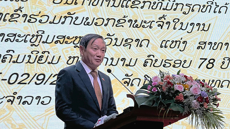 Đại sứ Nguyễn Bá Hùng đọc diễn văn khai mạc buổi lễ. (Ảnh: Trịnh Dũng)