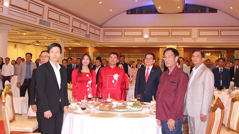 Các đại biểu làm lễ chào cờ tại chương trình. (Ảnh: Hải Tiến)