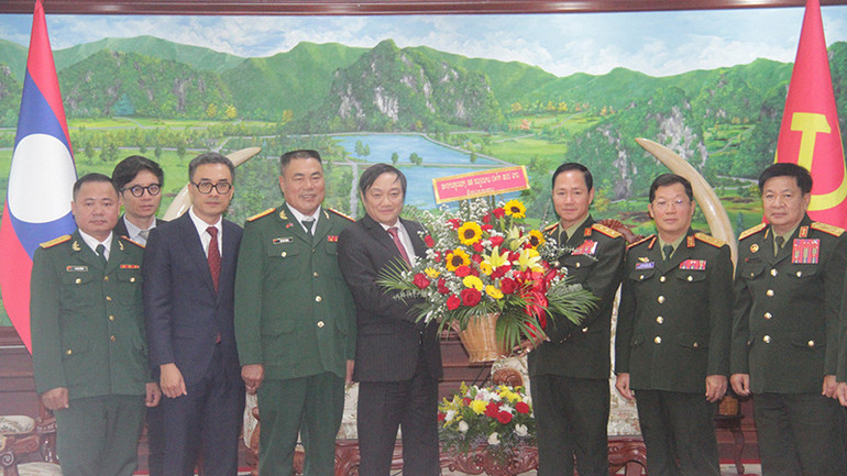 Đoàn đại biểu Đại sứ quán Việt Nam tại Lào chúc mừng 75 năm Ngày thành lập Quân đội nhân dân Lào. (Ảnh: Hải Tiến) Đoàn đại biểu Đại sứ quán Việt Nam tại Lào chúc mừng 75 năm Ngày thành lập Quân đội nhân dân Lào. (Ảnh: Hải Tiến)