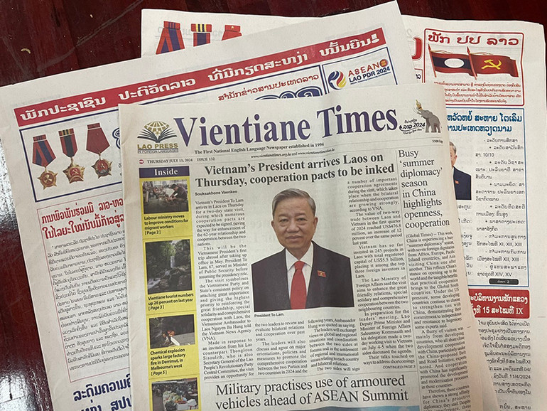 Trang nhất Tờ PathetLao số ra ngày 11/7. (Ảnh: HẢI TIẾN)