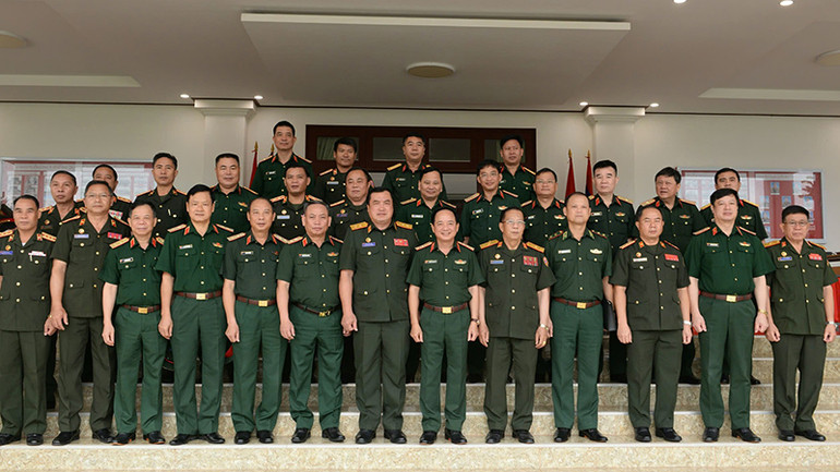 Thượng tướng Trịnh Văn Quyết với cán bộ Trường Lý luận chính trị Quân đội nhân dân Lào. Ảnh: Trịnh Dũng