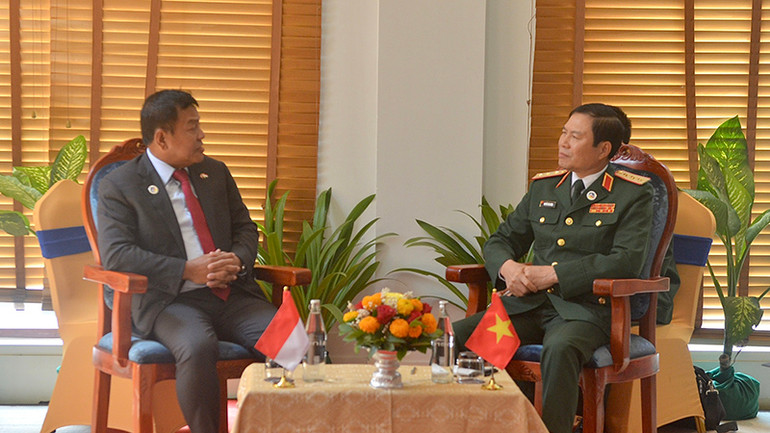 Thượng tướng Nguyễn Tân Cương gặp Thứ trưởng Quốc phòng Indonesia Muhammad Herindra. Ảnh: Trịnh Dũng