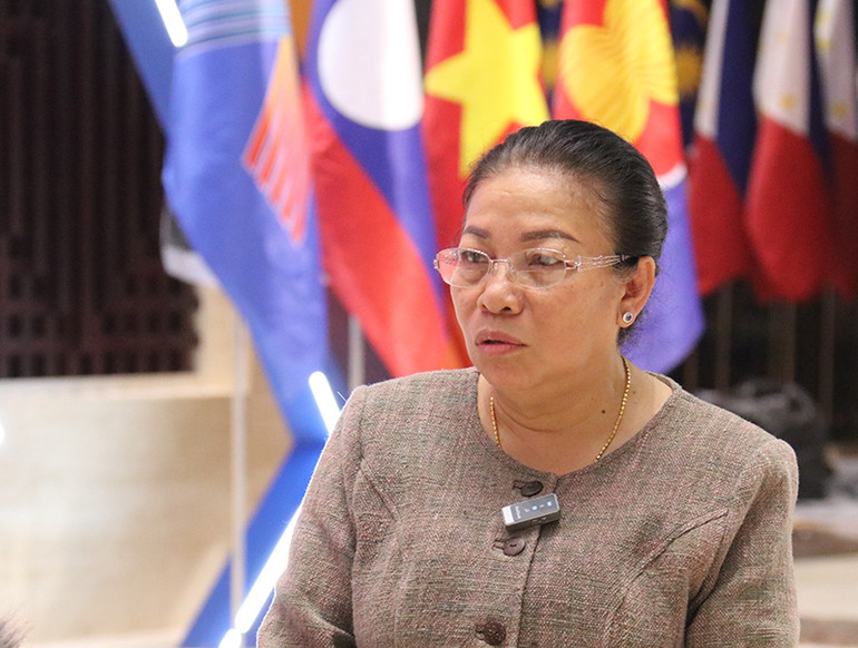 Phó Chủ tịch Quốc hội Lào Sunthon Saynhachac trả lời phỏng vấn báo chí Việt Nam thường trú tại Lào. Ảnh: Hải Tiến