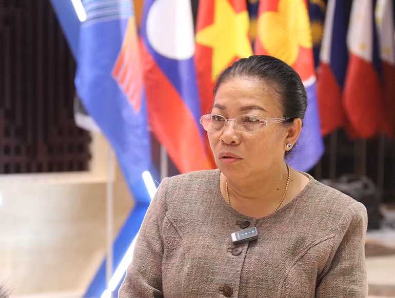 Phó Chủ tịch Quốc hội Lào Sunthon Saynhachac trả lời phỏng vấn báo chí Việt Nam thường trú tại Lào. Ảnh: Hải Tiến