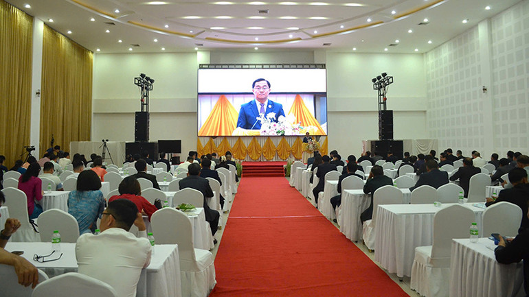 Bí thư, Tỉnh trưởng tỉnh Sekong (Lào) phát biểu tại Diễn đàn. (Ảnh: CTV)