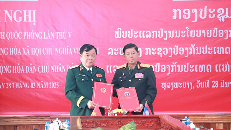 Thượng tướng Hoàng Xuân Chiến và Thượng tướng Vongkham Phommakone ký kết Biên bản Đối thoại Chính sách quốc phòng Việt Nam-Lào lần thứ 5. (Ảnh: Hải Tiến)