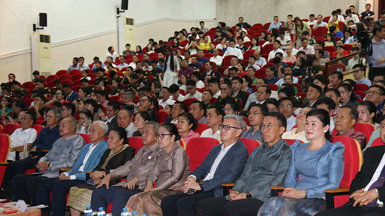 Các đồng chí lãnh đạo cấp cao Lào và đông đảo bà con người Việt Nam tại Lào theo dõi Hội diễn. Ảnh: Hải Tiến