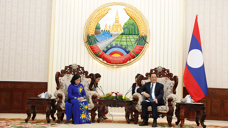 Đồng chí Bùi Thị Minh Hoài và Thủ tướng Chính phủ Lào Sonexay Siphandone. (Ảnh: TRỊNH DŨNG) Đồng chí Bùi Thị Minh Hoài và Thủ tướng Chính phủ Lào Sonexay Siphandone. (Ảnh: TRỊNH DŨNG)