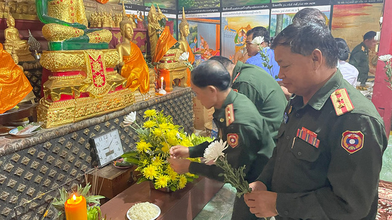 Cán bộ, chiến sĩ tỉnh Luang Prabang và người dân dâng hương, dâng hoa tưởng nhớ các anh hùng liệt sĩ. (Ảnh: Hải Tiến)