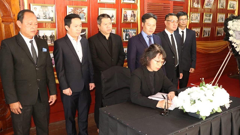 Tổng Lãnh sự Tạ Thị Phương Dung ghi Sổ tang đồng chí Khamtay Siphandone. (Ảnh: Cộng tác viên)