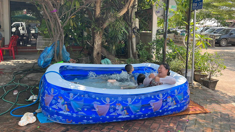 Dọc các tuyến phố, nhiều bể bơi mini được người dân Lào chuẩn bị sẵn để té nước cầu may.