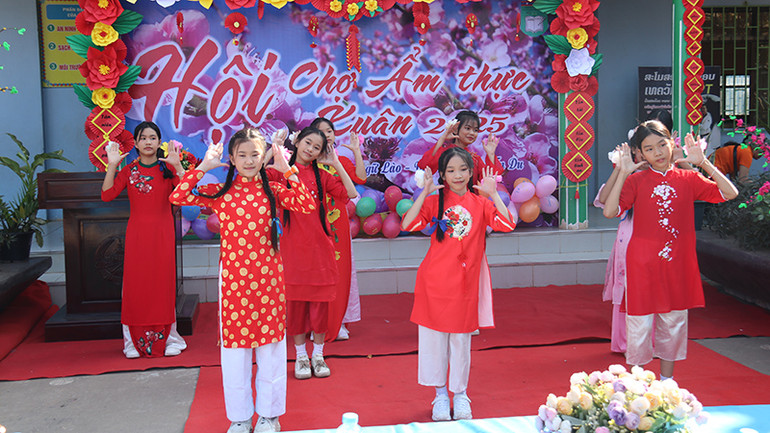 Tiết mục văn nghệ do các em học sinh Trường Song ngữ Lào-Việt Nam Nguyễn Du biểu diễn tại hội chợ. (Ảnh: Hải Tiến)