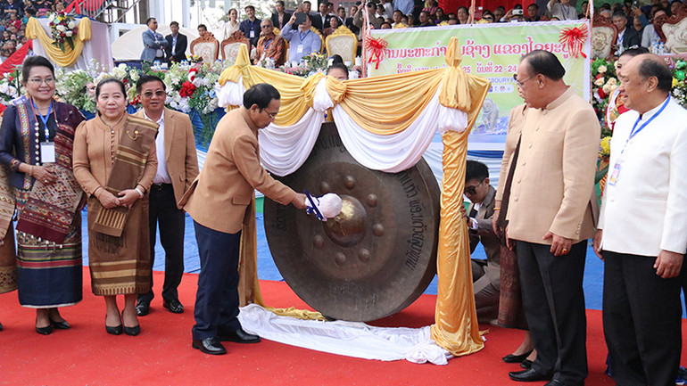 Đồng chí Bounthong Chitmany, Ủy viên Bộ Chính trị, Thường trực Ban Bí thư, Phó Chủ tịch nước Lào đánh chiêng khai mạc Lễ hội Voi 2025. (Ảnh: Hải Tiến)