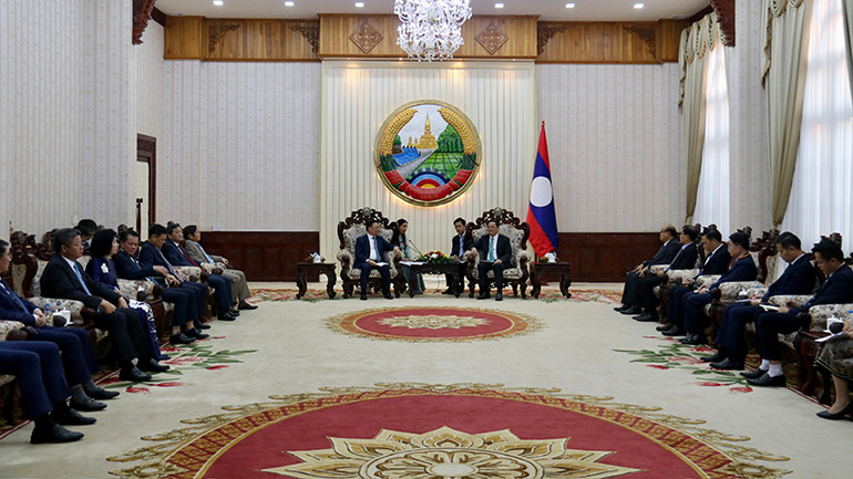 Đồng chí Đinh Tiến Dũng dẫn đầu Đoàn đại biểu cấp cao thành phố Hà Nội chào xã giao Thủ tướng Lào Sonexay Siphandone. (Ảnh: TRỊNH DŨNG)