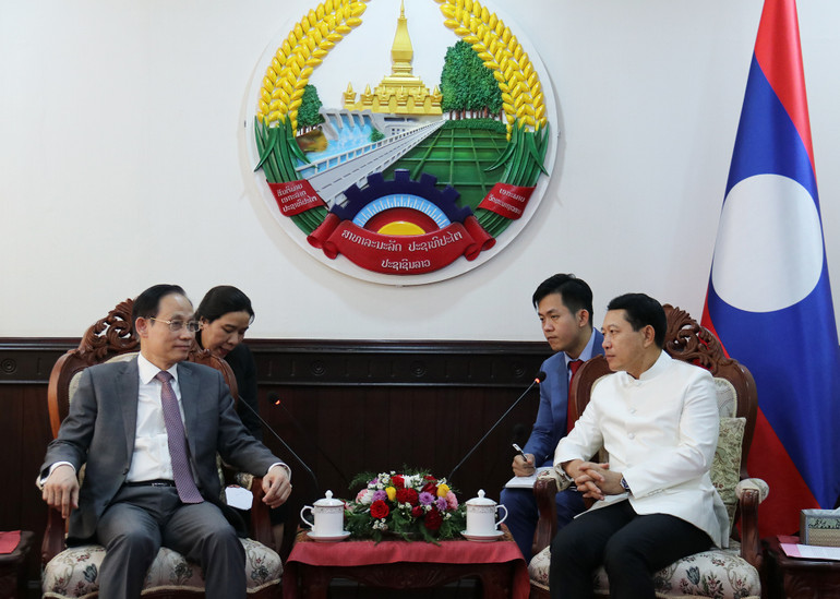 Đồng chí Lê Hoài Trung và Phó Thủ tướng, Bộ trưởng Ngoại giao Lào Saleumxay Kommasith tại buổi tiếp. (Ảnh: Trịnh Dũng) Đồng chí Lê Hoài Trung và Phó Thủ tướng, Bộ trưởng Ngoại giao Lào Saleumxay Kommasith tại buổi tiếp. (Ảnh: Trịnh Dũng)