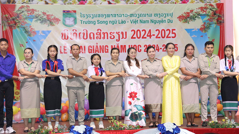 Thầy và trò Trường Song ngữ Lào-Việt Nam Nguyễn Du quyết tâm phấn đấu đạt thành tích cao trong năm học mới. Ảnh: HẢI TIẾN