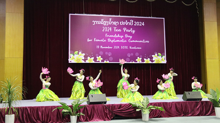 Tiết mục văn nghệ do phu nhân của các cán bộ Đại sứ quán Việt Nam tại Lào biên đạo, tập luyện và biểu diễn. (Ảnh: HẢI TIẾN)